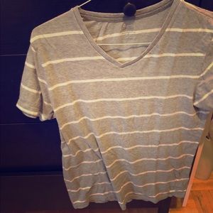 Old navy men’s grey and white v neck t shirt